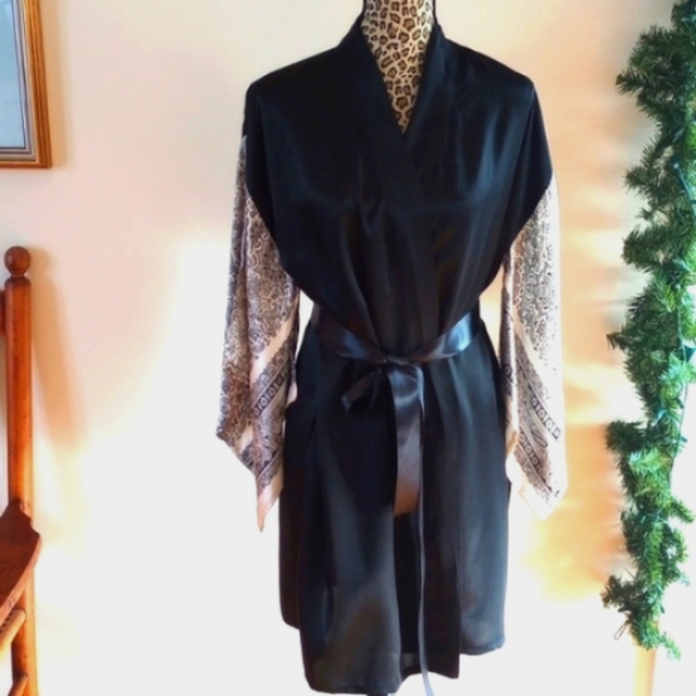 VTG August Moon 100%Silk VTG Kimono Robe Color:Black+White